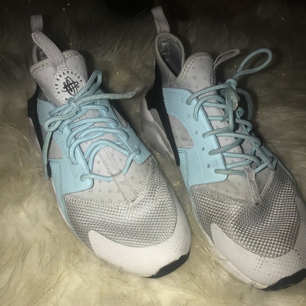 grey and blue Nike huaraches✨